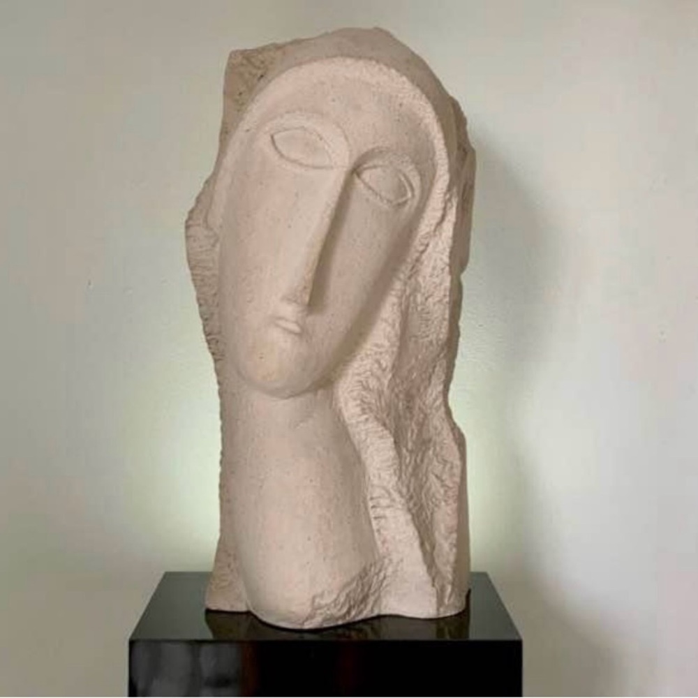 Woman Bust
Sculpture After Amedeo Modigliani
Vintage Austin Production Inc. 1985